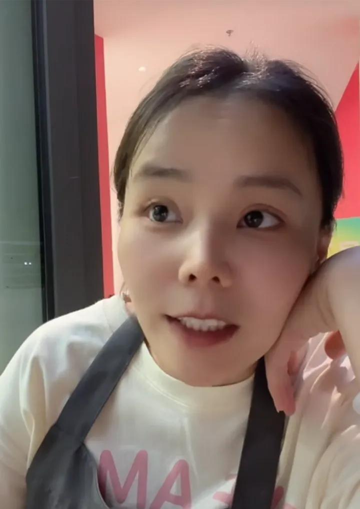熊磊晚上十点开播，现在在炸鸡店！熊磊说，现在不拼，什么时候拼？白天在陶瓷店，