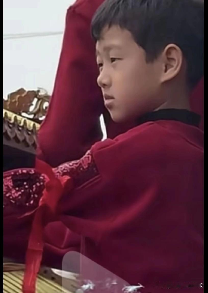 这个自己爬上妈祖巡游车的小孩，怪不得网友会认错，这个孩子长的确实太像男孩了。不