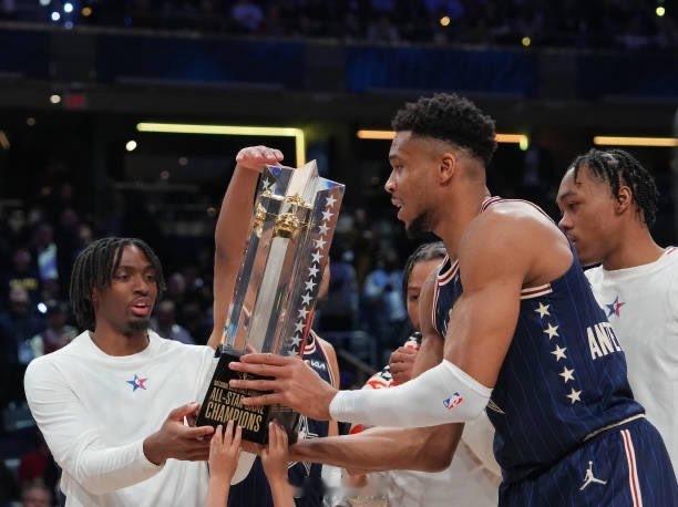 NBC体育记者科特·赫林报道，勇士目前在字母哥追逐战中领先，因为他们可以拿出四个