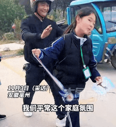 看泪目了，安徽亳州，一在外出打工的爸爸瞒着女儿回家，并在女儿放学时，和妈妈一同前