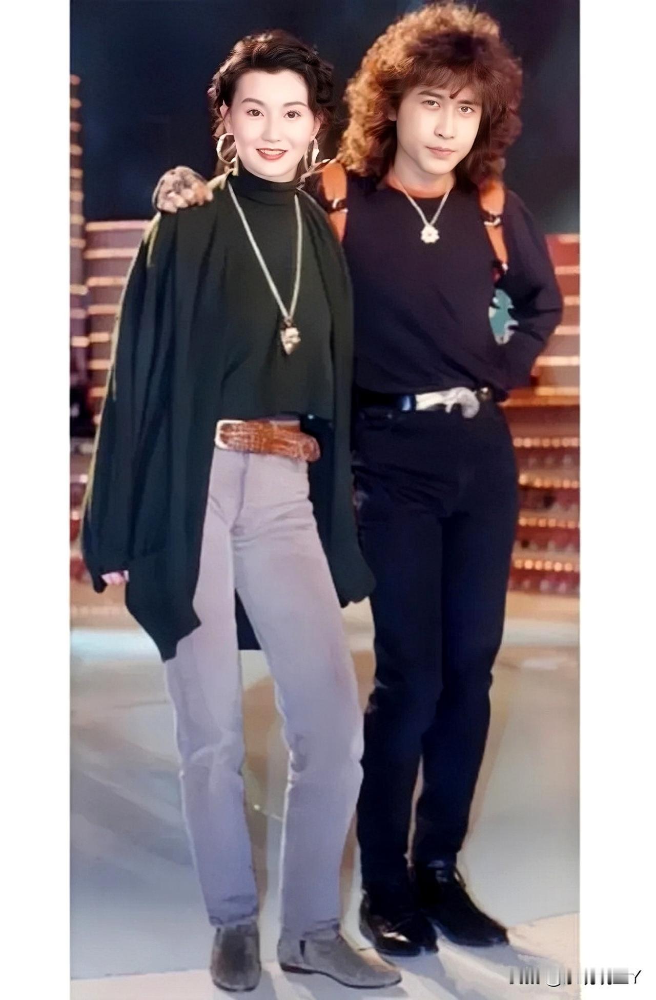 这是张曼玉与齐秦年轻时候的一张合照，拍摄于上世纪90年代初期，果然时尚是个轮回，