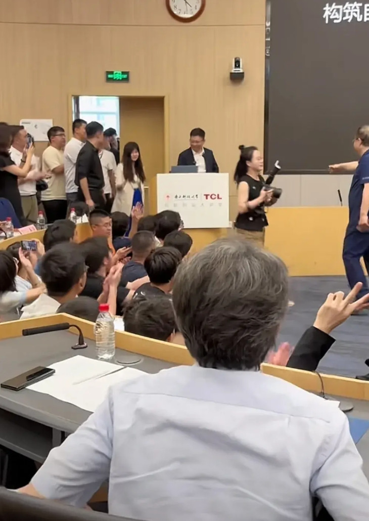 余承东现身南方科技大学做“自主可控的鸿蒙系统”演讲，从讲席台直奔第一排，远远伸手