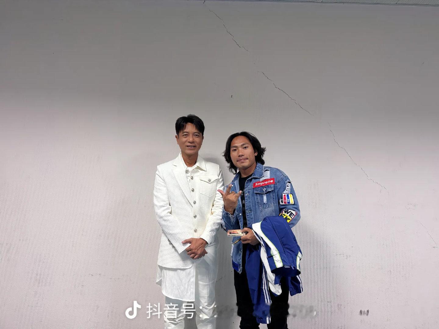 #侯浪##李克勤#16年前你去看他演唱会，16年后他打车去看你演唱会。​
