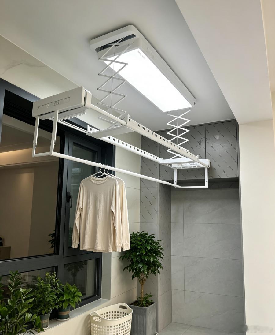 阳台对我来说可不只是晒衣服的地方✨平时摆一把椅子，就是我专属摸鱼放空小角落，养了