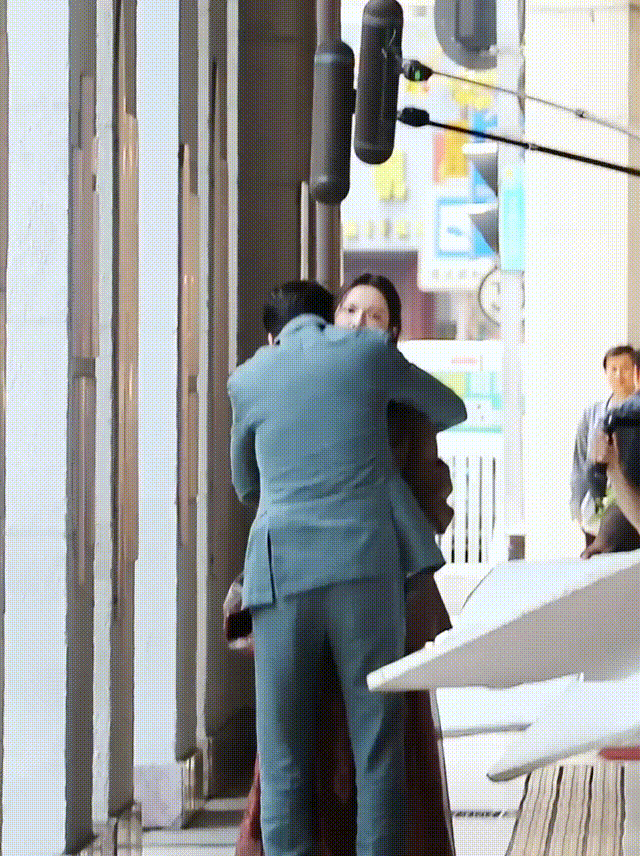 偶遇陈伟霆和钟楚曦在广州拍戏，钟楚曦一支发簪挽出温婉气质，陈伟霆眼神里多