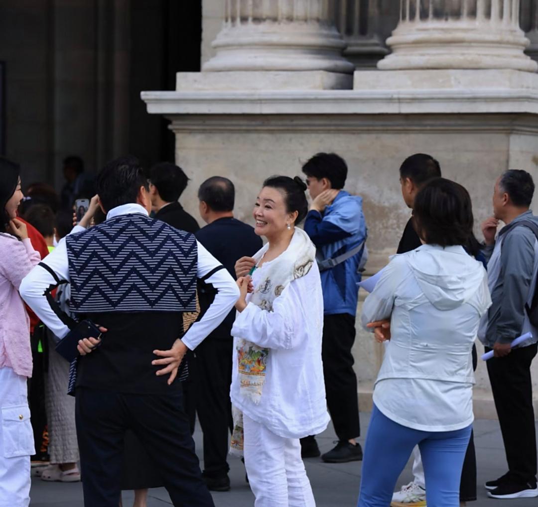 张兰现身法国卢浮宫参观，她的状态超好，神采奕奕，气血充盈，完全不像一个年近70岁