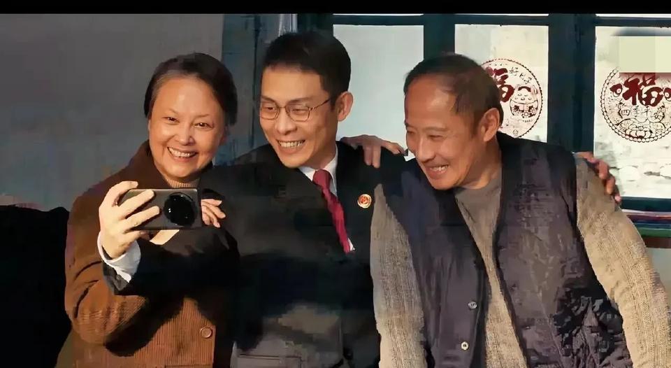 《以法之名》指导小组解散，洪亮回老家，老父亲秒变脸，洪亮才知道自己一直是“洪家村