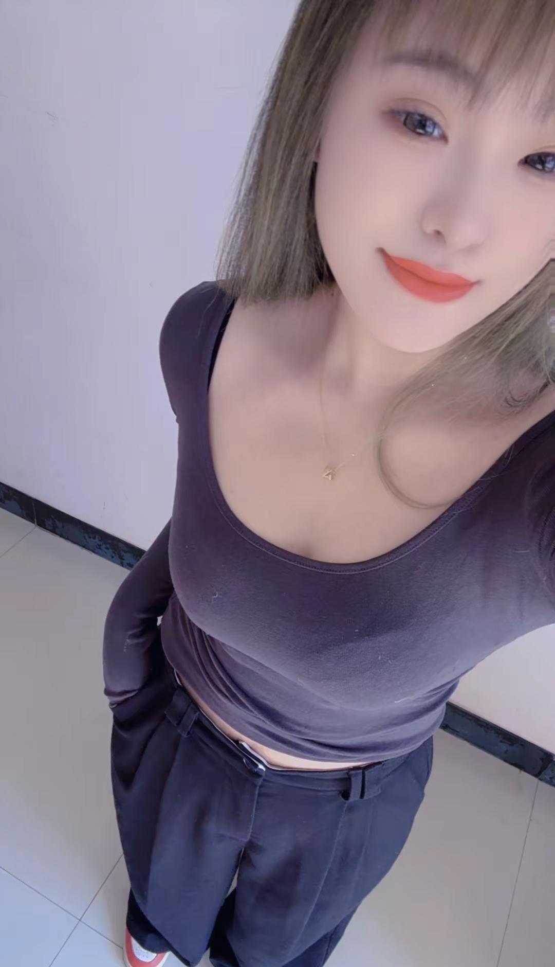 他搂着我，还在回那个女人的信息，你觉得我可怜还是她可怜？