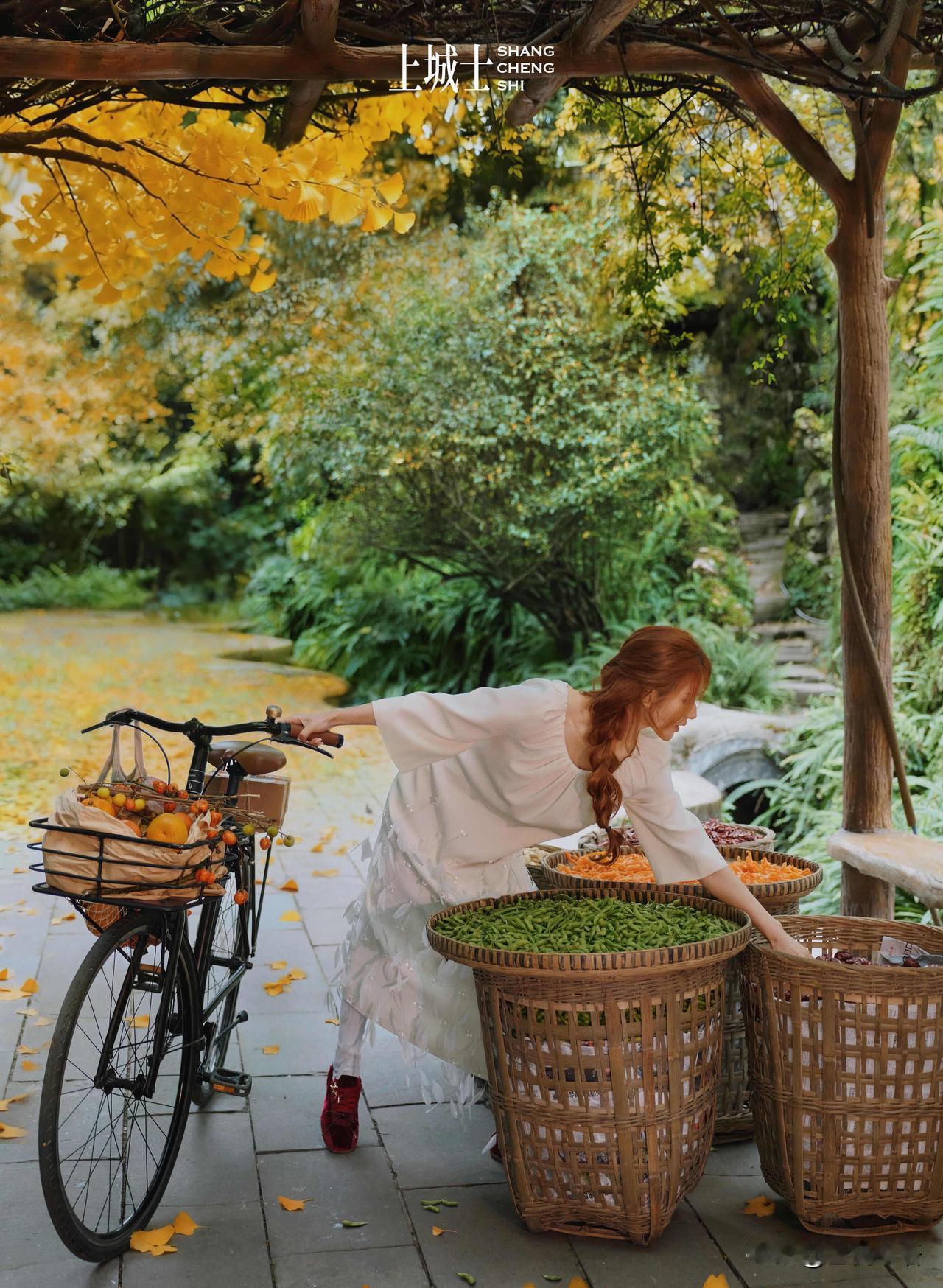 看到赵露思和上城士的新片，直接被治愈到～陈漫镜头下的她，在崇州罨画池的秋