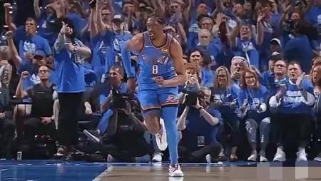 完了！杰伦-威廉姆斯要赛季报销了首轮G2雷霆三节100-77领先太阳，第三节比