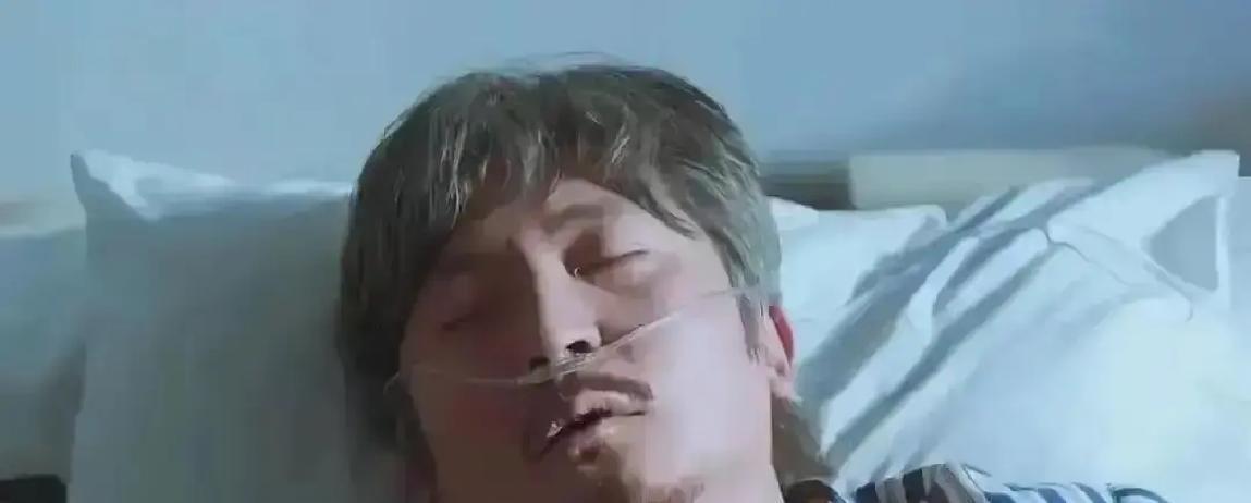 刷完《老舅》大结局，我连夜把门锁检查了三遍。剧里那个老刘，平时不是帮邻居修水管