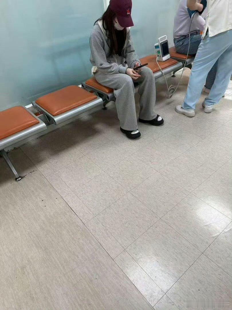 张慧雯因肠胃炎去急诊奔波各地忙于拍戏工作，张慧雯身体出现问题，因肠胃炎走进急诊