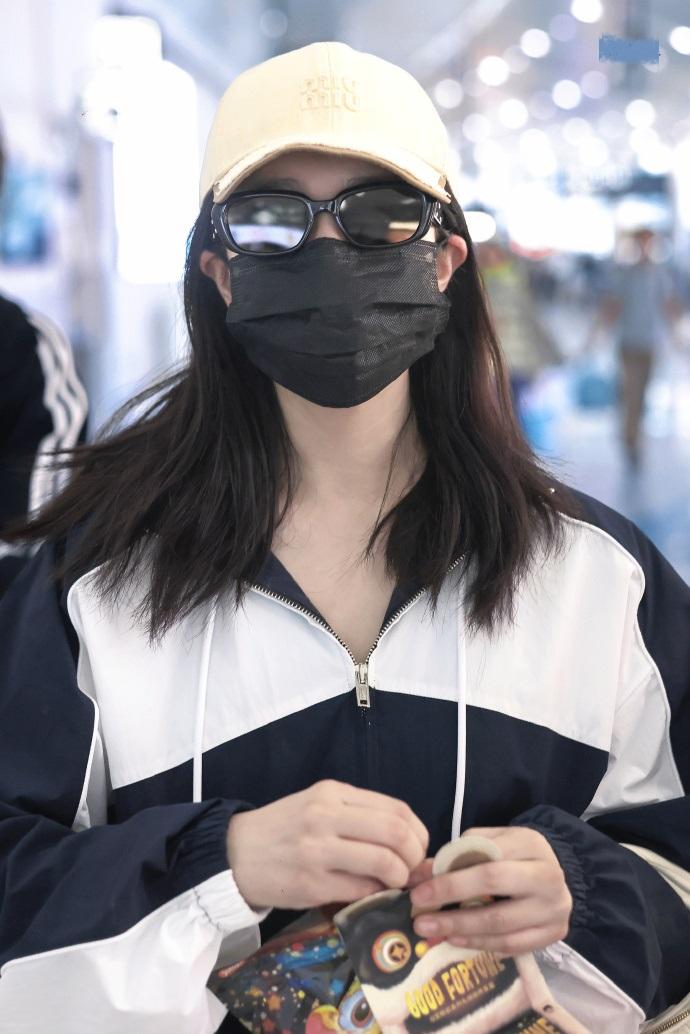 今天陈妍希现身机场，她这次走小清新路线，看起来像个漂亮的美少女。陈妍希上身穿