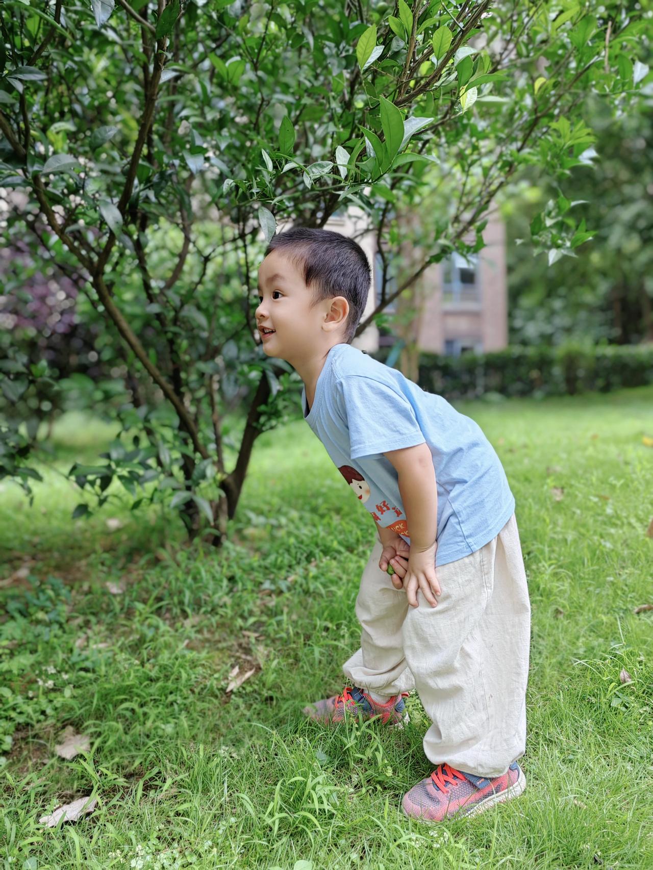 带小宝出去玩儿。​​遇到经常在一起玩的小妹妹。​​小妹妹硬是要跟着小宝玩