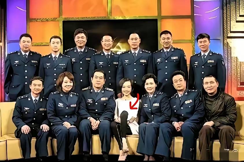 你瞧，其他人站姿挺拔，坐姿优雅。对于一名主持人而言，坐在中间翘着个二郎腿倒也没什