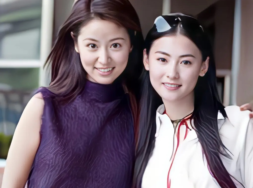 24岁的林心如和20岁的张柏芝，来自台湾和香港的两位酒窝美女同框，一个大方甜美，
