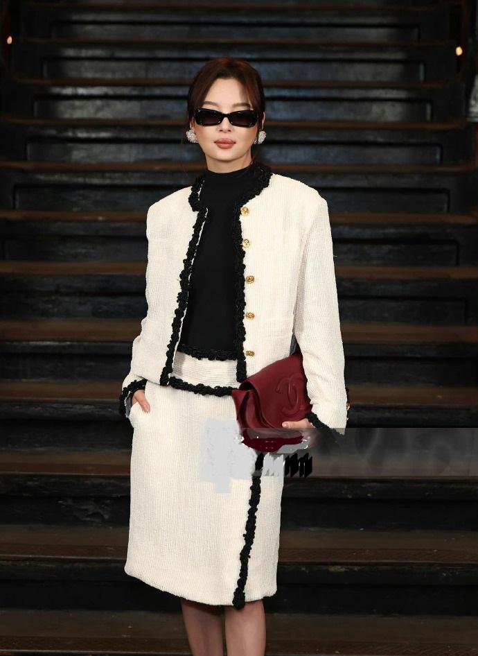 最近辛芷蕾在参加香奈儿时尚活动的时候走经典的黑白搭配风格，看上去年轻又迷人。