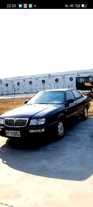 2000年，他摇下车窗，路边收费员的表情僵在了那里——这辆红旗世纪星...