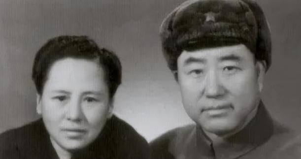 1950年，36军军长刘万春接到通知到北京参加会议，可是刚下车，就看到几名全副武