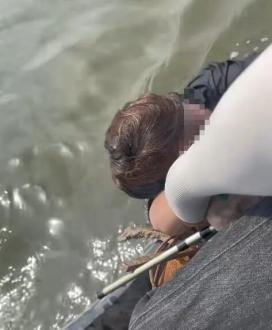 以怨报德！天津，男子钓鱼时救上来一名落水女孩，没想到，女孩的父亲赶到后，不但没有
