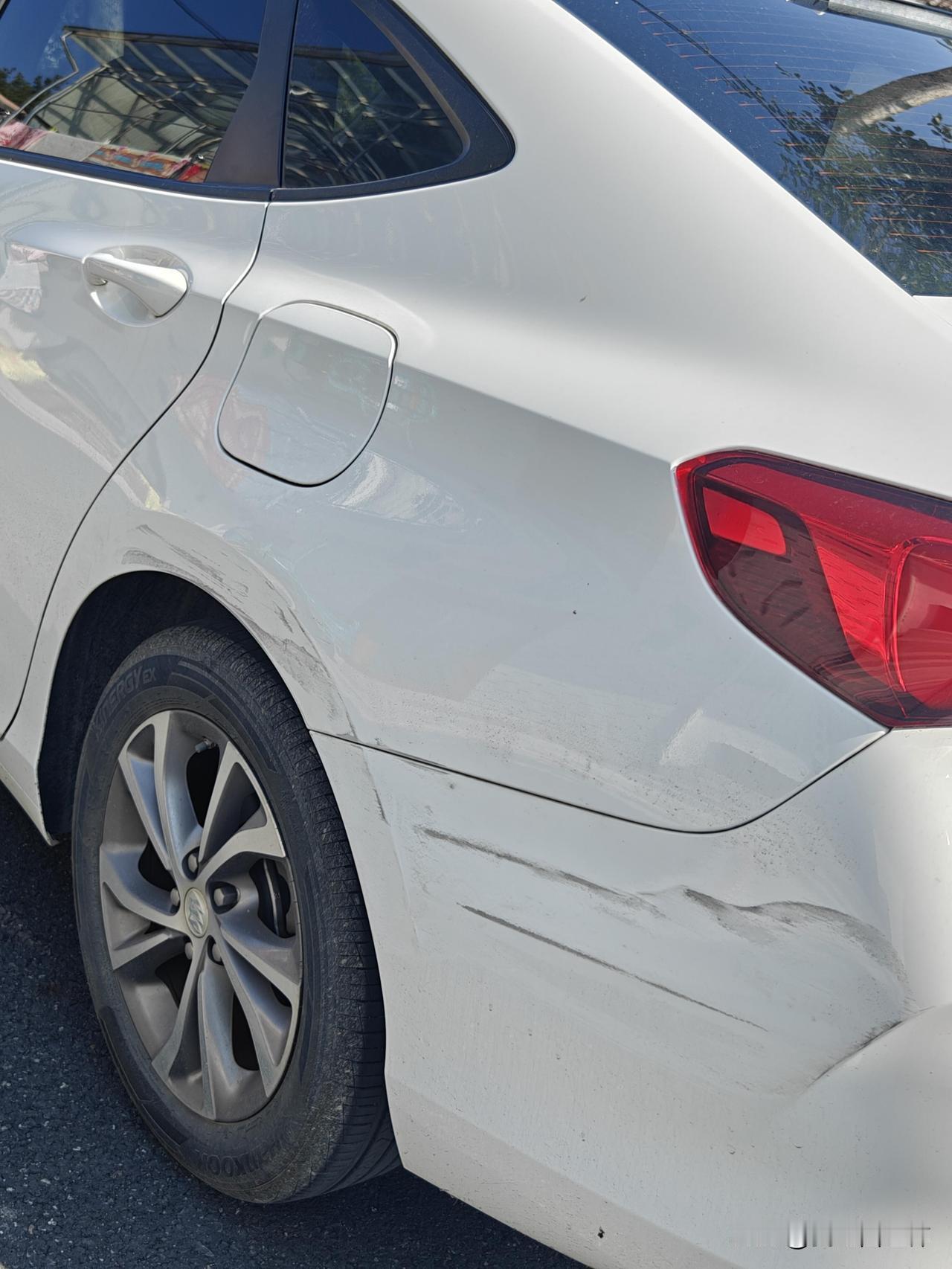 老爹出门开我车，别人拐弯全责碰上我车，我爹竟然怕上班迟到同意对方私了给了才200