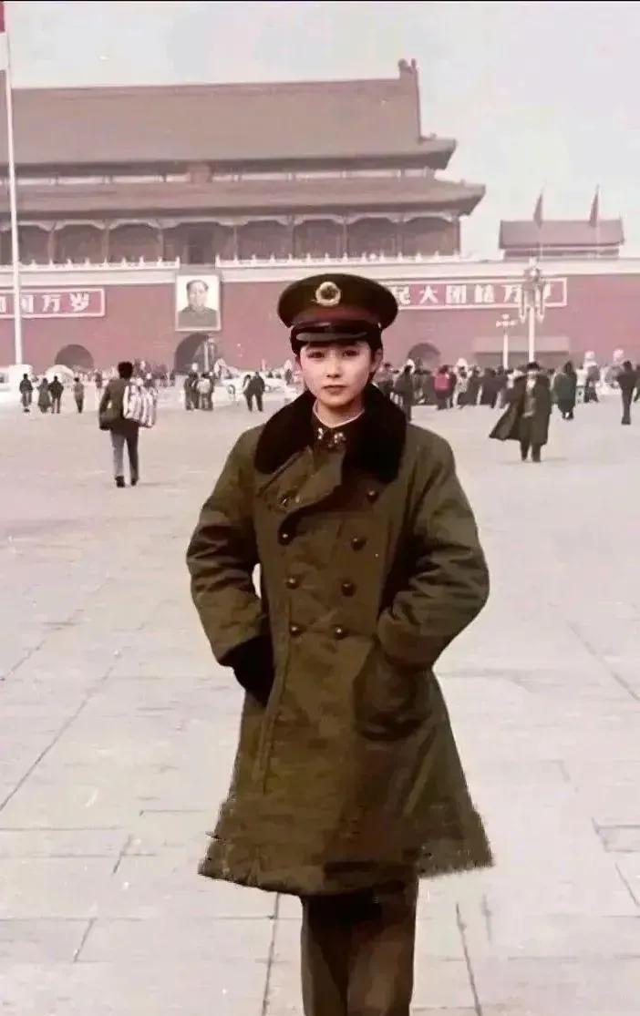 八十年代末，一位解放军女战士身着厚重军大衣，于天安门前留下珍贵影像。她英姿飒爽，