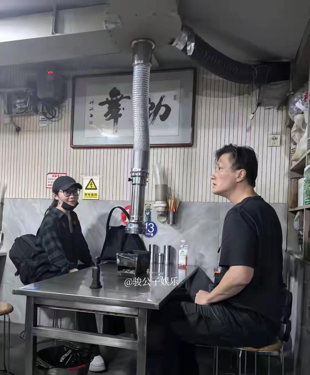 尹子维与未婚妻徐冬冬近日现身徐州，在街边小馆品尝烧烤，尽显亲民本色。50岁的尹子