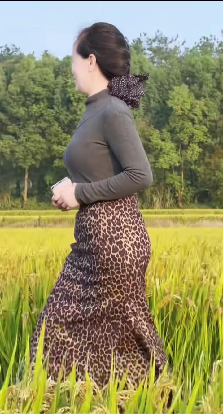 孩子他爸说我不会打扮，不懂风情！特意买了豹纹裙子！