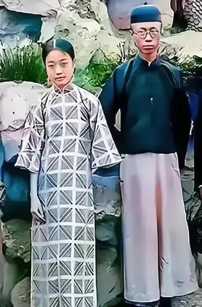 这是1942年在颐和园，末代皇帝溥仪与婉容的合影照，照片中的溥仪头戴瓜皮帽，穿着