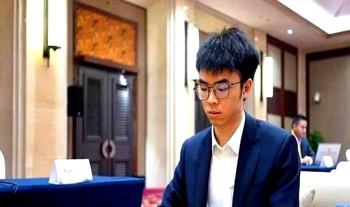 23岁李维清一招飞刀，申旻埈胜率78%直接崩到2%，棋盘上真上演了电竞五杀。1