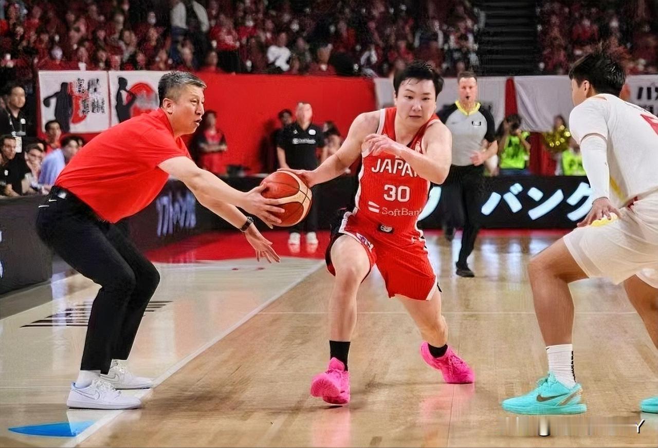 郭士强手触球该不该被吹T，我不知道，但我敢肯定，日本男篮靠裁判帮忙拿到了2