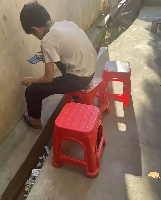 自从装了无线网后，常有些小孩搬凳子蹲我家墙根连网。前阵子改了密码，没两天看他们又