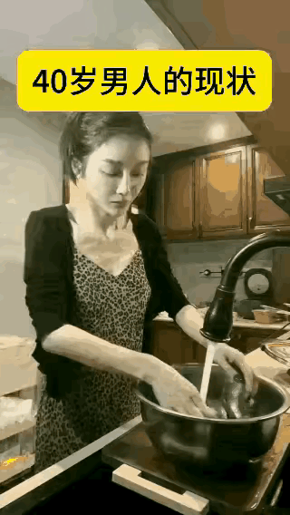 有网友发帖称，动图中的男子估计还不到四十岁，按说正是一朵花的年龄。他本来想从从