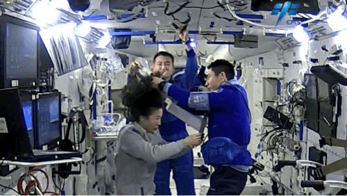 神舟二十一号航天员说回地球最想洗头，先别想着笑。2026年5月29日，神舟