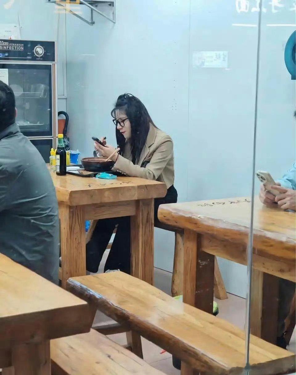要是我这么拿筷子，我妈指定教育我三天三夜 ​​​