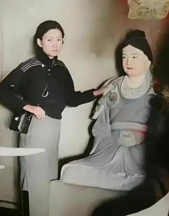 1937年6月，山西五台山，林徽因趴在佛光寺大殿的木梁上，借着手电筒的微光，一寸
