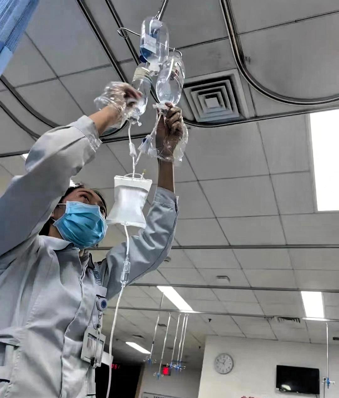 奉劝各位父母这么冷的天，千万不要给孩子吃水果，尤其是蓝莓，车厘子，葡萄，草莓