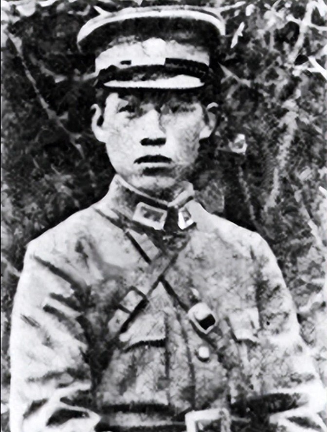1938年，汉奸张岚峰投降日军后，弟弟却被日军开膛破肚惨死，张岚峰知道这件事后，