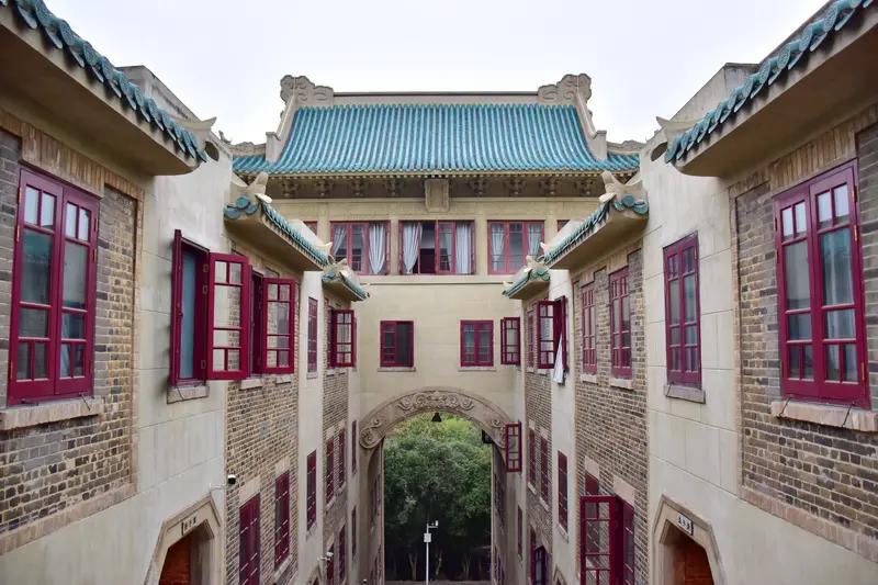 办公室里有个女博士是极端女权，天天叫嚣着“要杀光所有男的”，处处贬低着男人，觉得