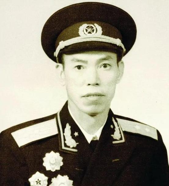 1947年，梁兴初买烟发现没带钱，给刘亚楼打电话：借我1万元“1947年8月1