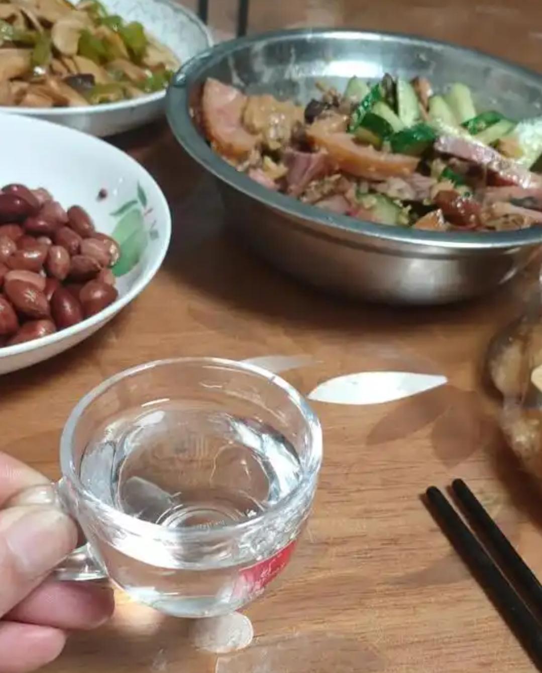 我们保安班有几个爱喝酒的人，我就是其中一个。当保安赚钱不多，所以平时大家基本都是