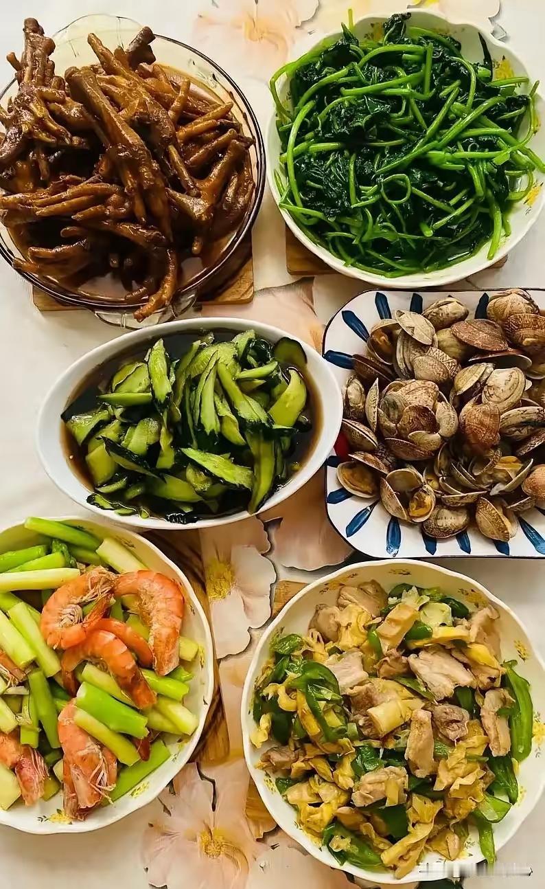 人老了，我遭儿子儿媳嫌弃了！​昨天我去儿子家吃饭，因为保定下了一天的雨，到了