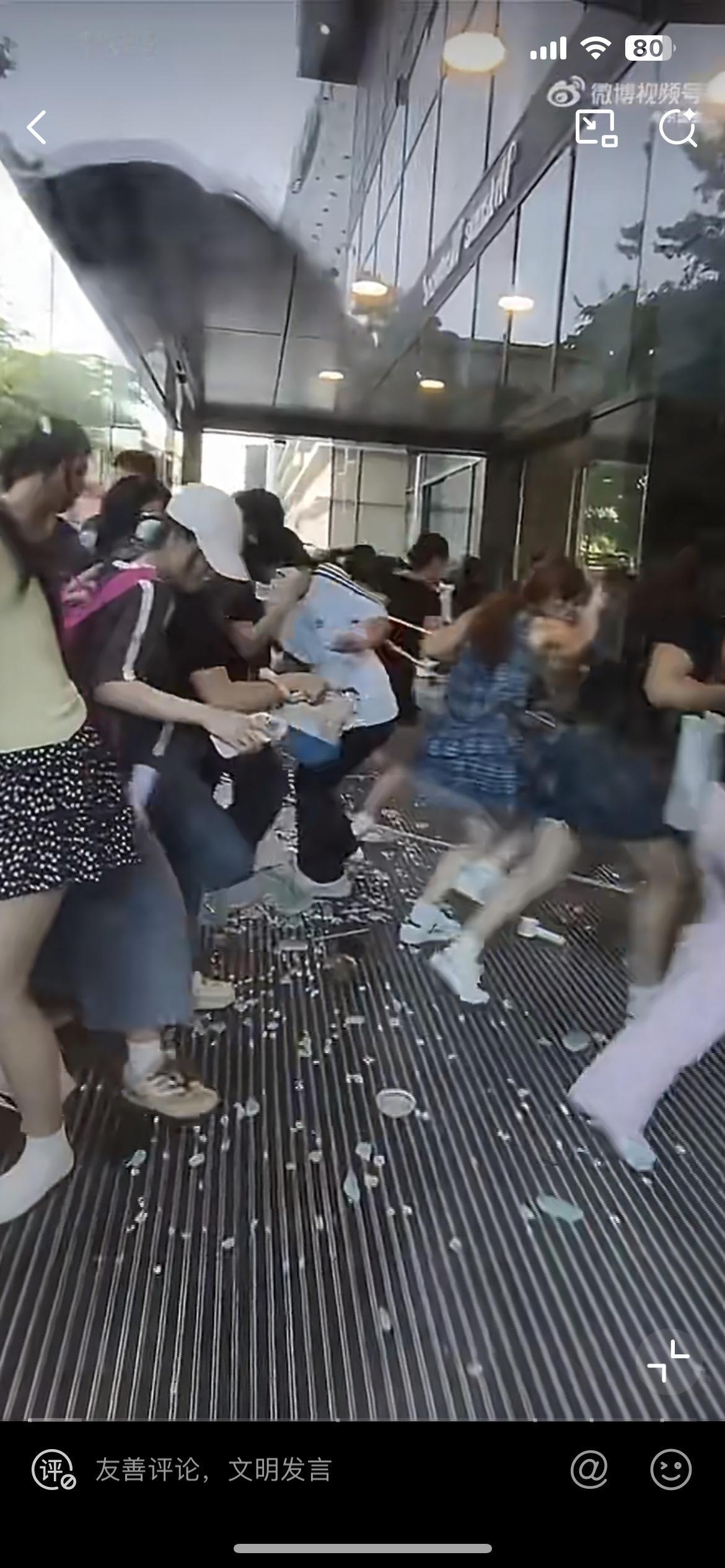 粉底液将军的影响力真的是前无古人后无来者，众多女粉丝挤爆玻璃门，这应该是明星出席