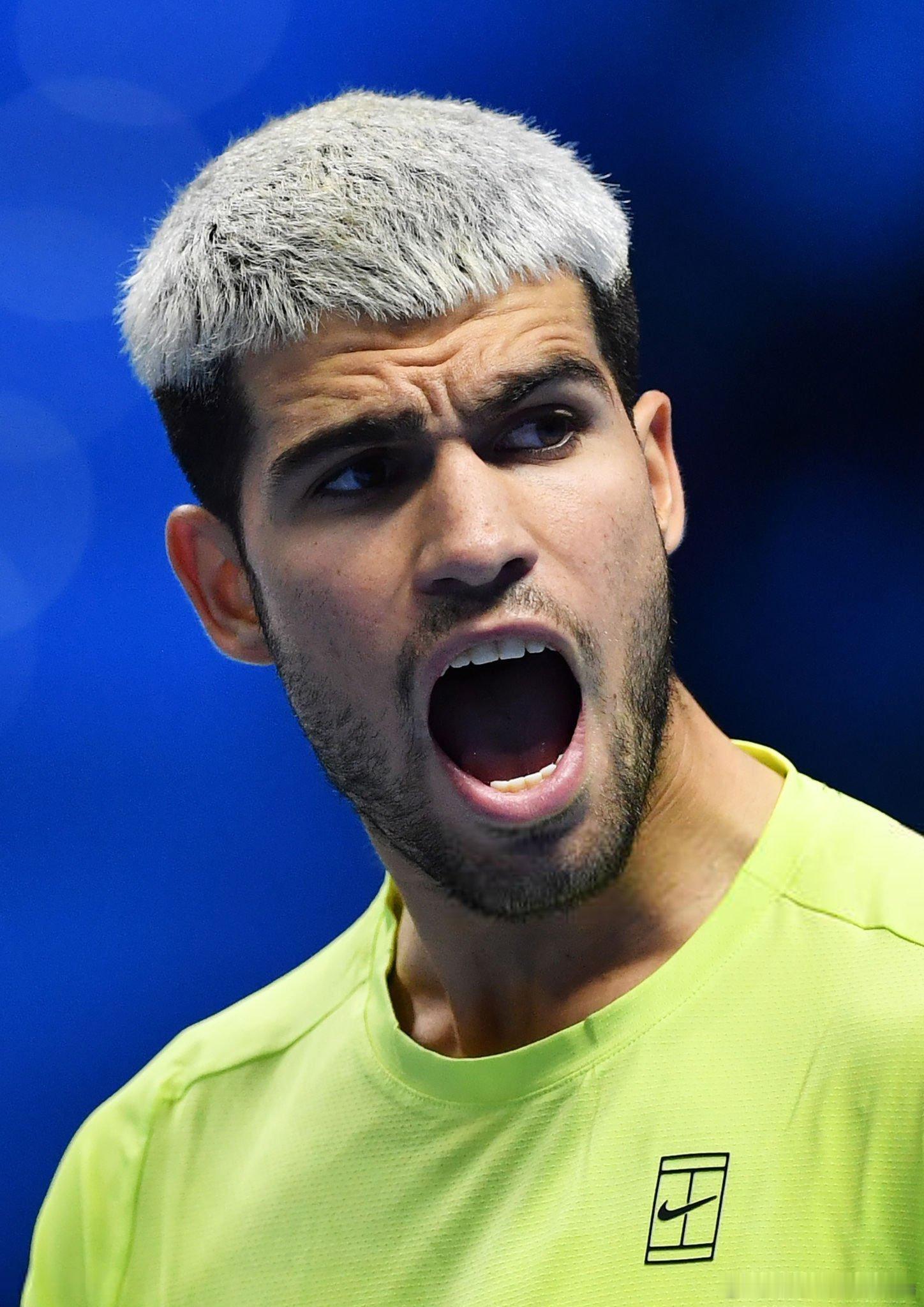 阿尔卡拉斯完胜晋级总决赛决赛！我鸭6比2、6比4横扫阿利亚西姆取得本赛季第71场