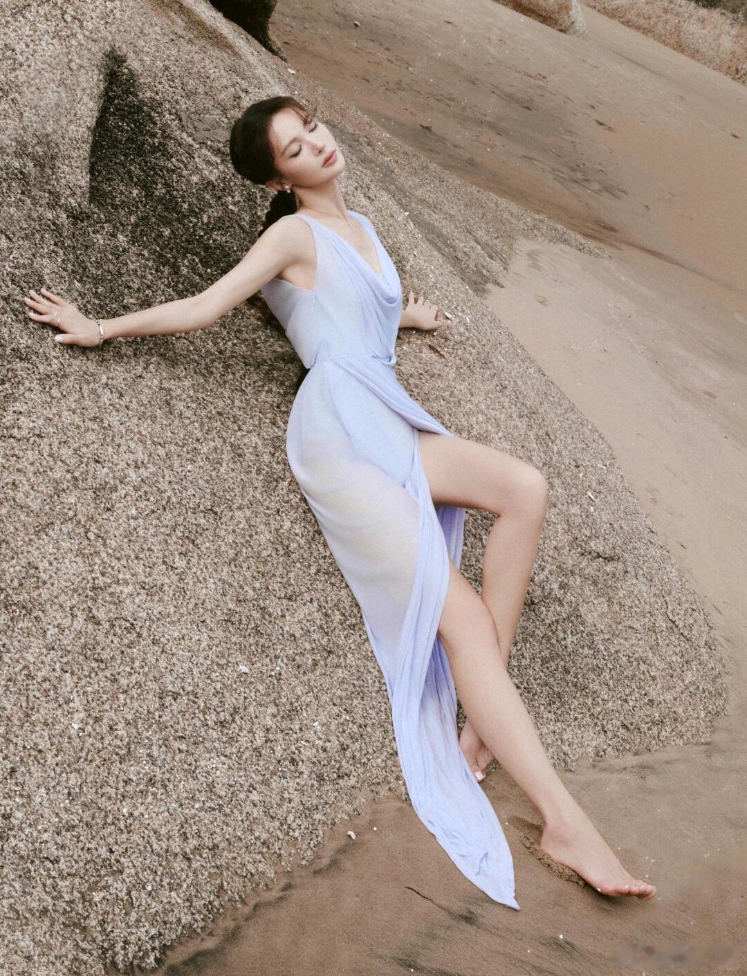 金晨身穿淡紫色薄纱长裙，搭配气质低马尾辫，既能展现出温婉的气质，还能在人群中显得