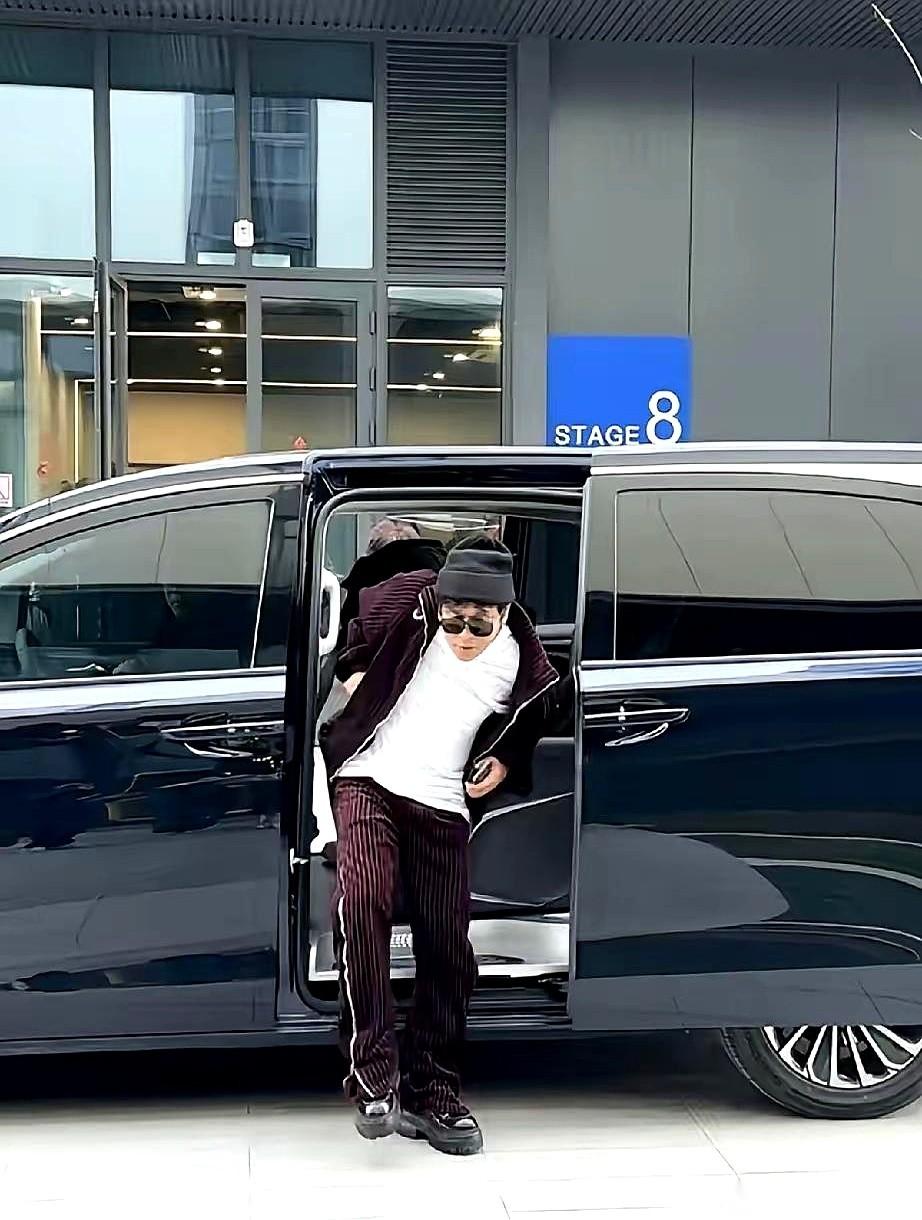 我揉了揉眼睛，把手机拿远又拉近。这不是宋小宝吧？这绝不是那个喊着“海燕呐，你