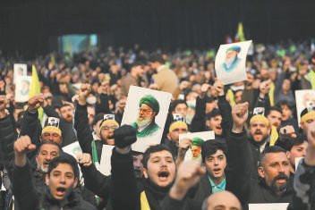 美国航母打击群逼近伊朗