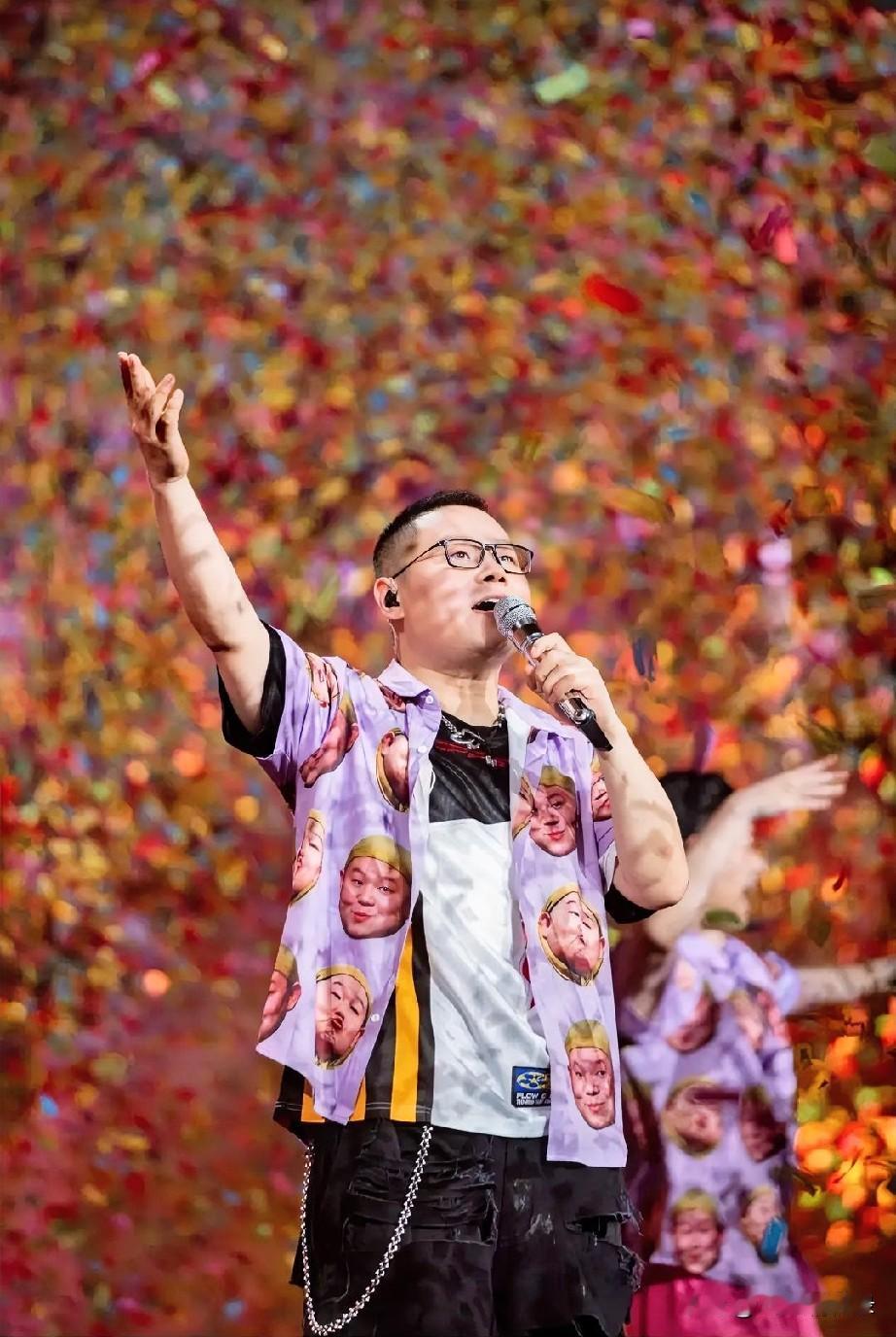 有朋友好不容易搞到岳云鹏演唱会票，满怀期待的去现场，那个非常浓重的打扮、装束啊！