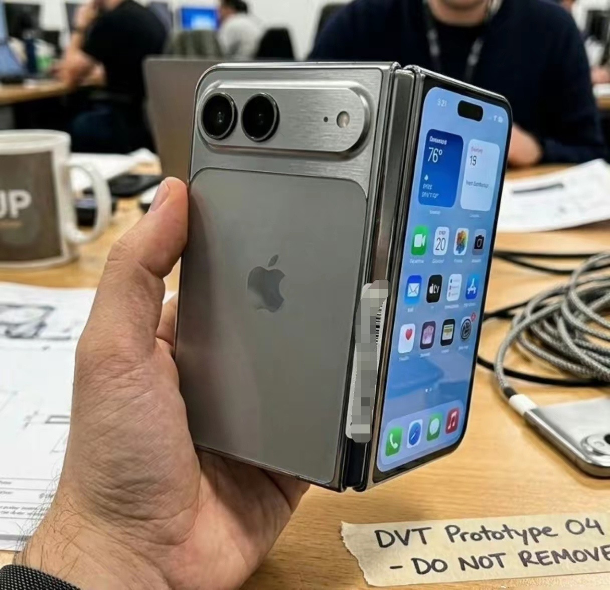 iPhoneFold就这么水灵灵的曝光了？