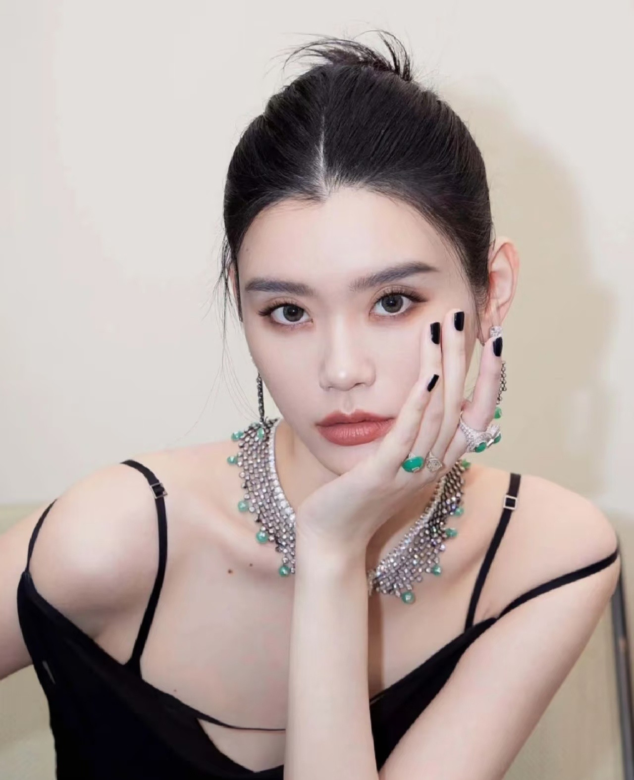 1.孙俪对孩子进娱乐圈一事并不十分支持，但若孩子真心想走这条路，她还是会尊重孩子